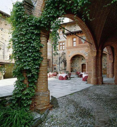Готель Castello Di Pavone Pavone Canavese Екстер'єр фото