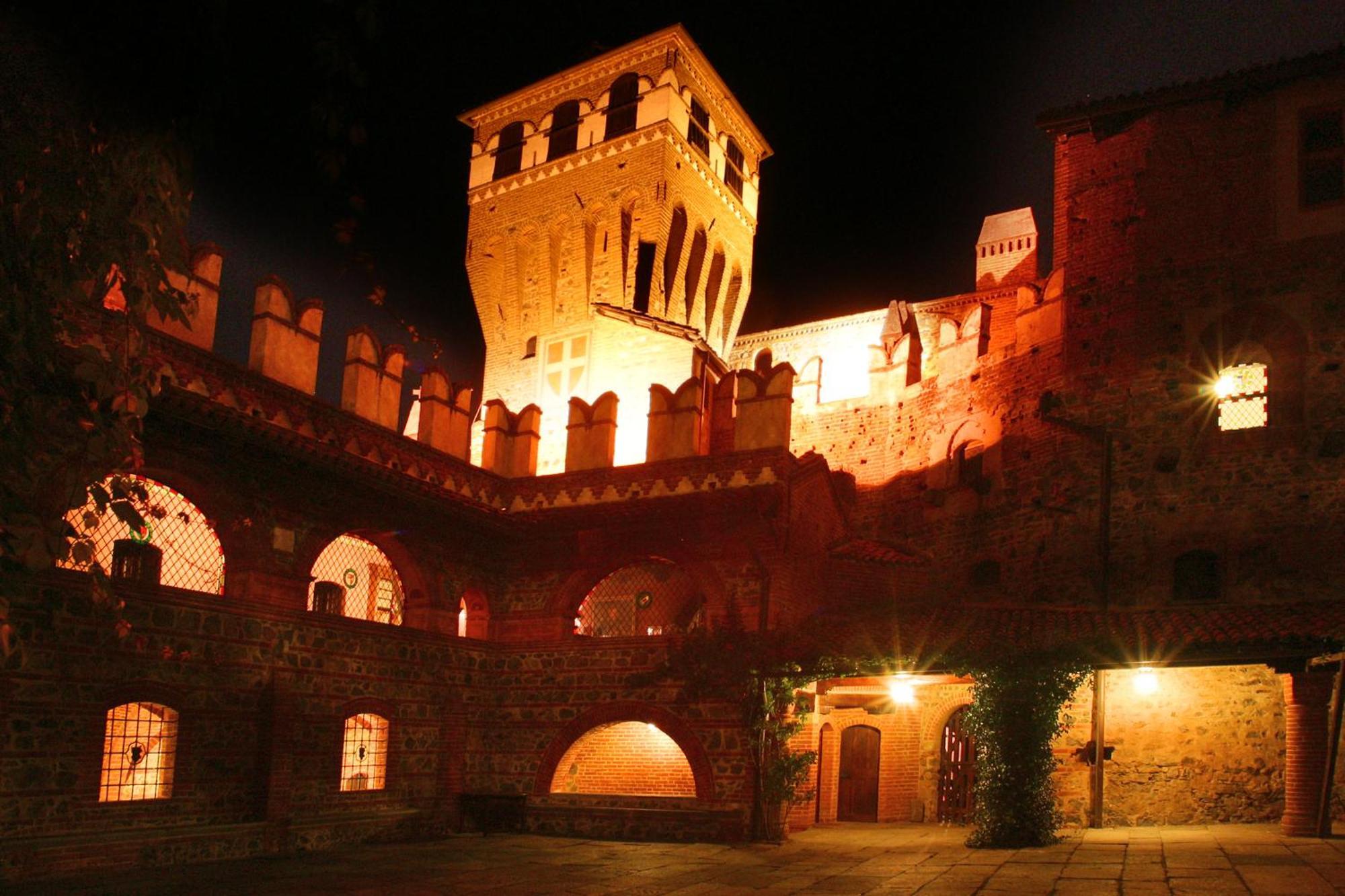Готель Castello Di Pavone Pavone Canavese Екстер'єр фото