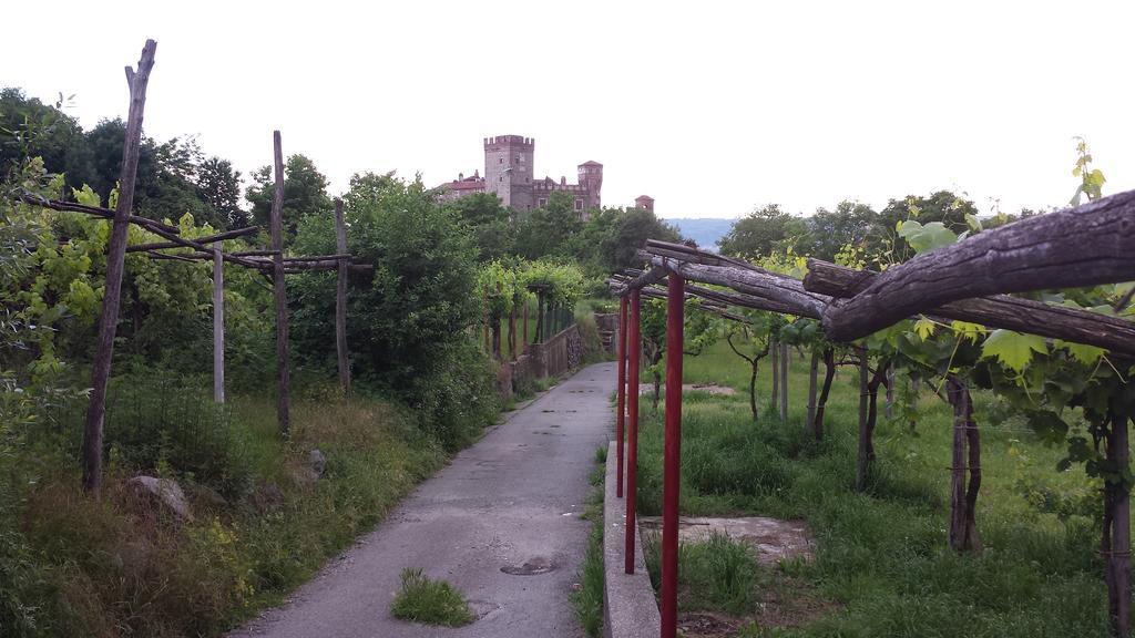 Готель Castello Di Pavone Pavone Canavese Екстер'єр фото