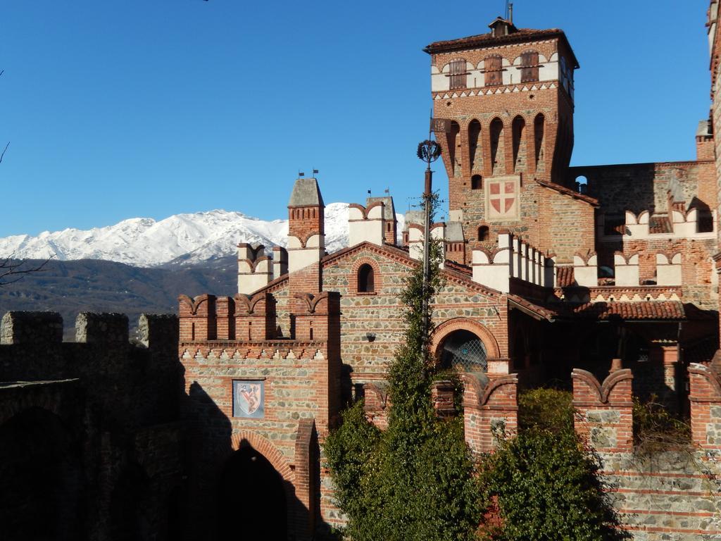 Готель Castello Di Pavone Pavone Canavese Екстер'єр фото