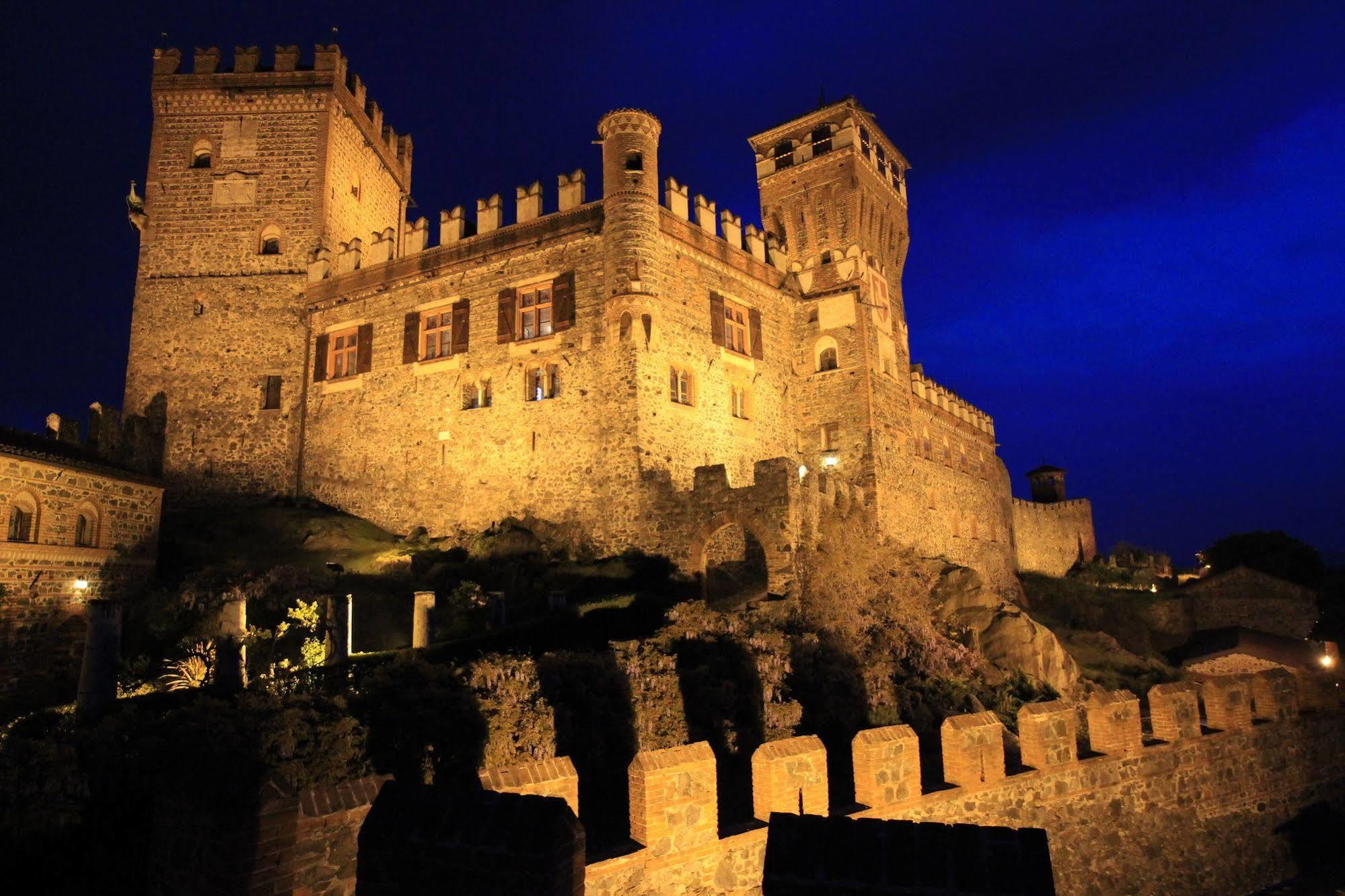 Готель Castello Di Pavone Pavone Canavese Екстер'єр фото