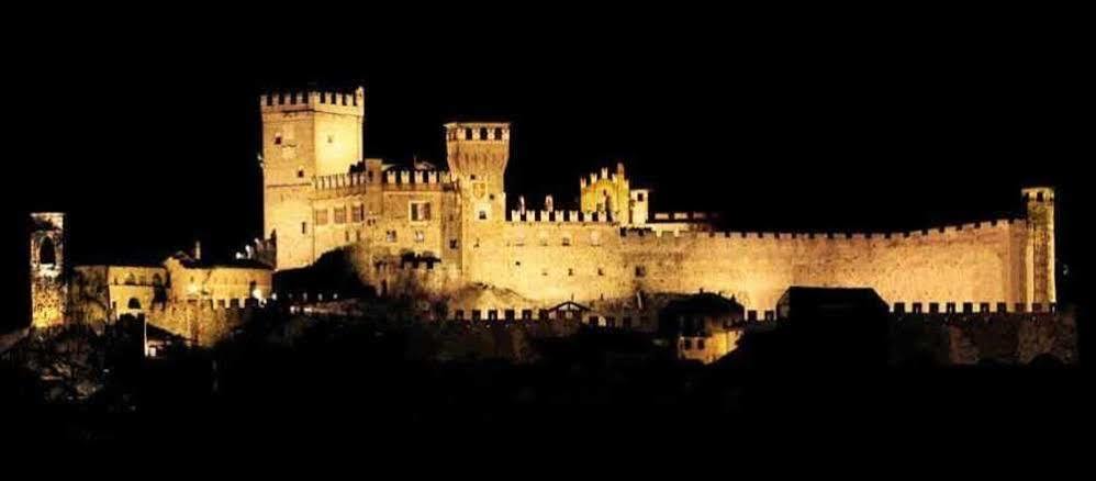 Готель Castello Di Pavone Pavone Canavese Екстер'єр фото