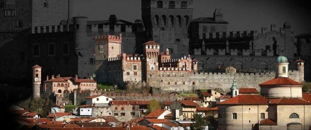 Готель Castello Di Pavone Pavone Canavese Екстер'єр фото