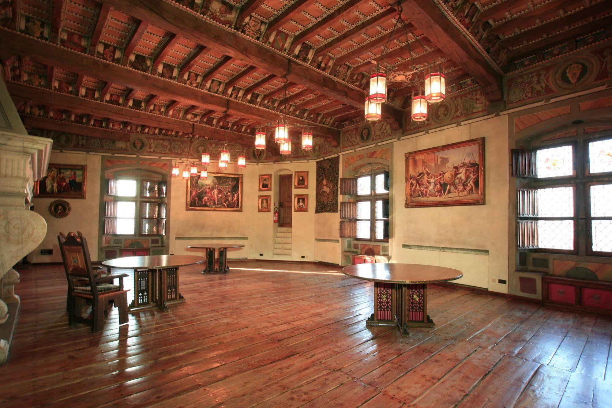 Готель Castello Di Pavone Pavone Canavese Екстер'єр фото