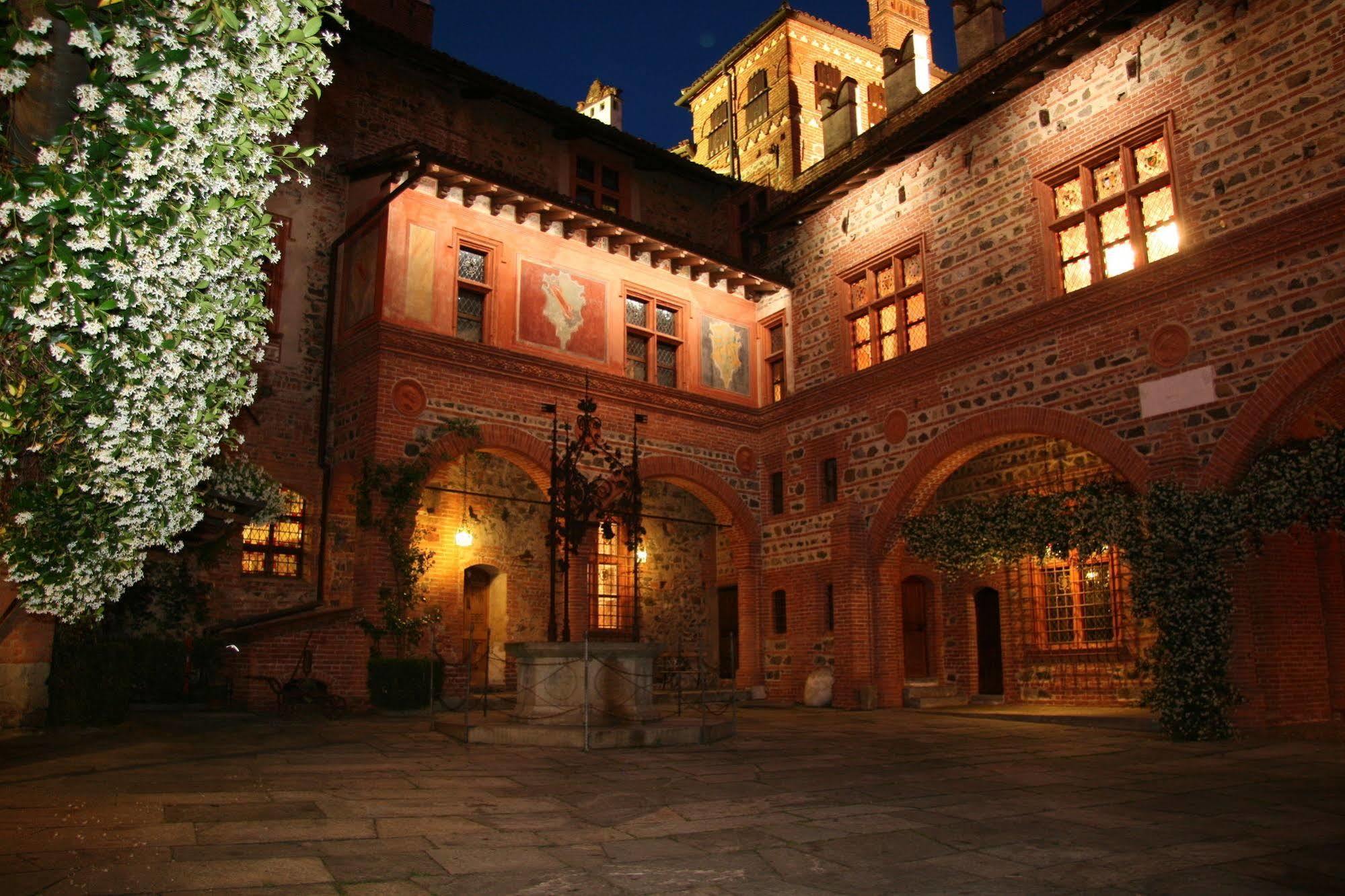 Готель Castello Di Pavone Pavone Canavese Екстер'єр фото