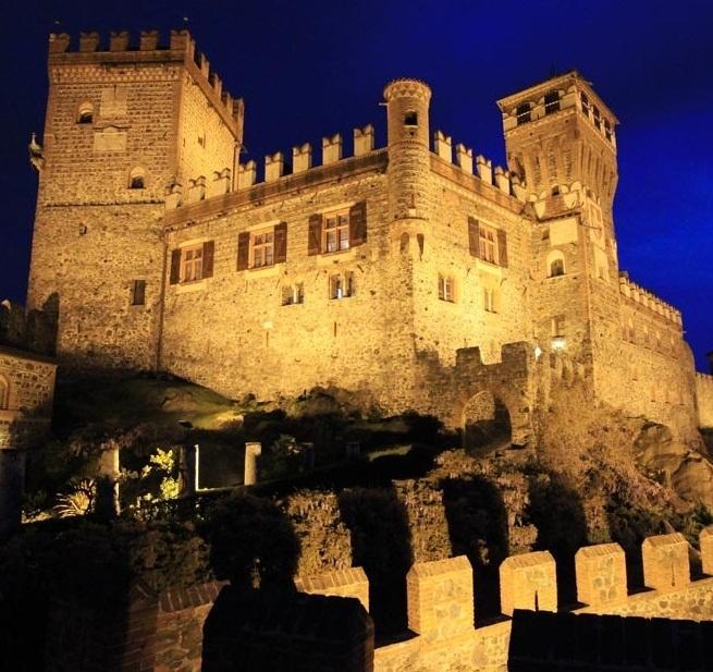 Готель Castello Di Pavone Pavone Canavese Екстер'єр фото
