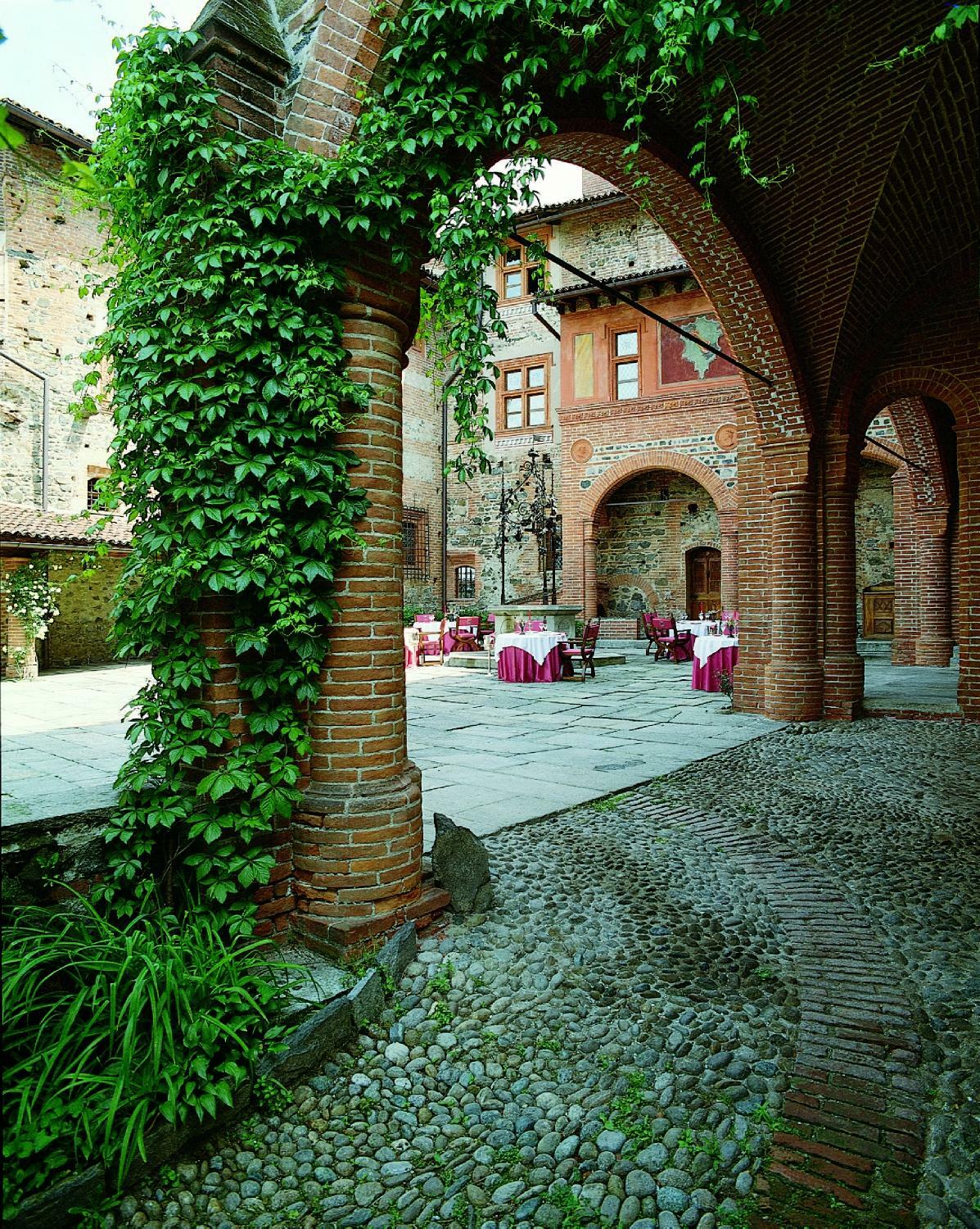 Готель Castello Di Pavone Pavone Canavese Екстер'єр фото
